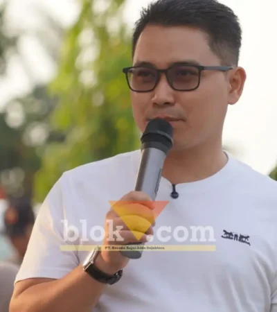 Bupati Mojokerto saat memberikan sambutan dan membuka Fourfeo Mini Soccer piala PWI Mojokerto 2026 di lapangan Asy-Syarif (foto: blok-a.com/Syahrul Wijaya)