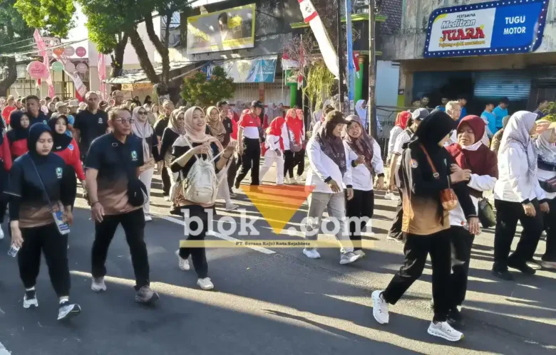 Jalan santai merdeka HUT ke-81 RI dan HUT ke-65 Bank Jatim di Gor Ki Mageti, Jumat (28/8/2026) (foto: blok-a.com/Nanda Bagoes)