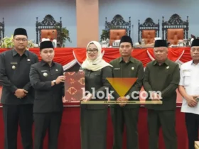 Bupati Mojokerto bersama Ketua DPRD Kabupaten Mojokerto menunjukkan nota kesepakatan KUPA-PPAS tahun anggaran 2026 (foto: blok-a.com/Syahrul Wijaya)