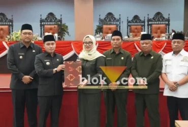 Bupati Mojokerto bersama Ketua DPRD Kabupaten Mojokerto menunjukkan nota kesepakatan KUPA-PPAS tahun anggaran 2026 (foto: blok-a.com/Syahrul Wijaya)