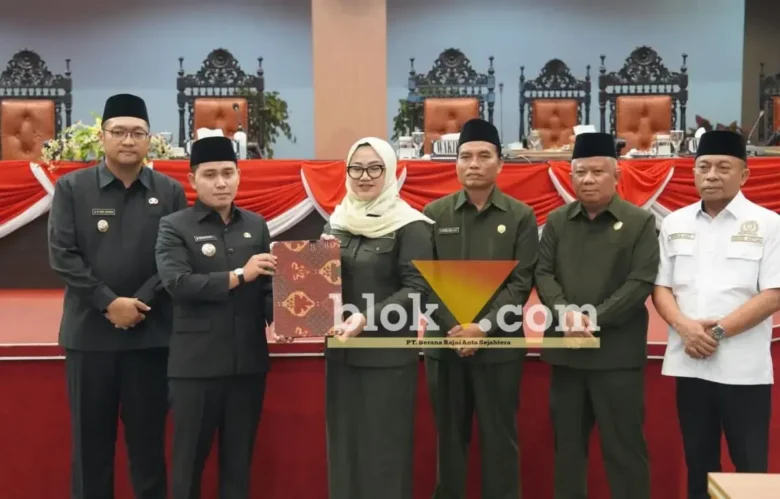 Bupati Mojokerto bersama Ketua DPRD Kabupaten Mojokerto menunjukkan nota kesepakatan KUPA-PPAS tahun anggaran 2026 (foto: blok-a.com/Syahrul Wijaya)