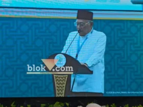 Gus Kikin dalam sambutannya di acara penutupan Muktamar NU ke-35 di Tambakberas Jombang (foto: blok-a.com/Syahrul Wijaya)