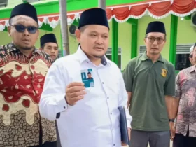 Ketua Panitia Lokal Muktamar ke-35 NU, KH Abdurrozaq Sholeh atau Gus Rozaq, saat simulasi penyambutan dan pendaftaran peserta di Tambakberas, Jombang, Sabtu (22/8/2026) (Foto: Istimewa)