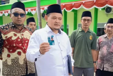 Ketua Panitia Lokal Muktamar ke-35 NU, KH Abdurrozaq Sholeh atau Gus Rozaq, saat simulasi penyambutan dan pendaftaran peserta di Tambakberas, Jombang, Sabtu (22/8/2026) (Foto: Istimewa)