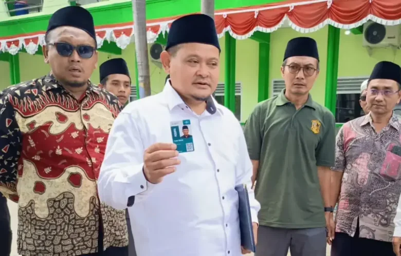 Ketua Panitia Lokal Muktamar ke-35 NU, KH Abdurrozaq Sholeh atau Gus Rozaq, saat simulasi penyambutan dan pendaftaran peserta di Tambakberas, Jombang, Sabtu (22/8/2026) (Foto: Istimewa)