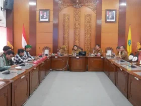 HMI Cabang Sidoarjo dalam pertemuan dengan Bupati Sidoarjo, Subandi, di ruang Delta Wicaksana Setda Sidoarjo, Selasa (18/8/2026) (foto: istimewa)