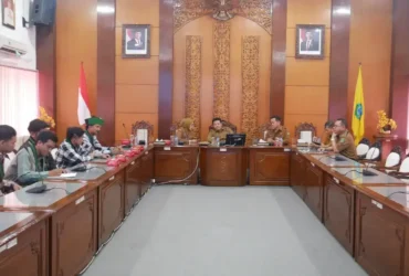 HMI Cabang Sidoarjo dalam pertemuan dengan Bupati Sidoarjo, Subandi, di ruang Delta Wicaksana Setda Sidoarjo, Selasa (18/8/2026) (foto: istimewa)