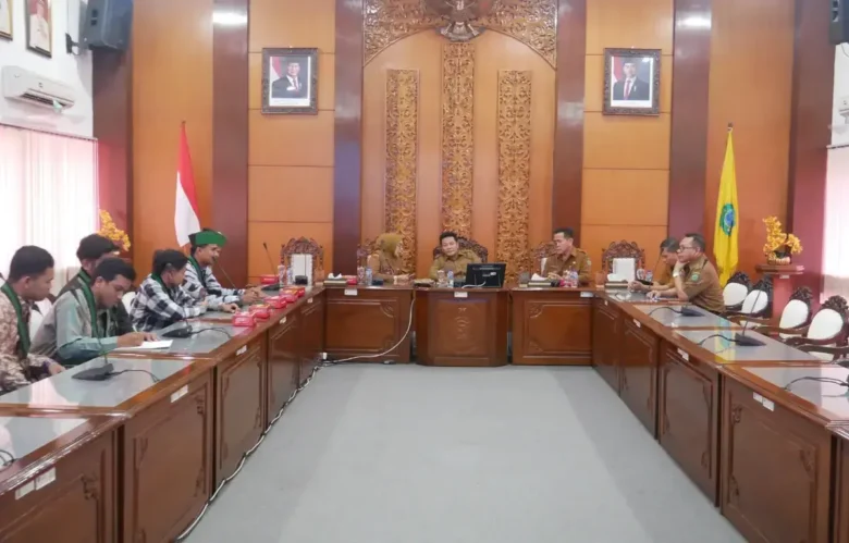 HMI Cabang Sidoarjo dalam pertemuan dengan Bupati Sidoarjo, Subandi, di ruang Delta Wicaksana Setda Sidoarjo, Selasa (18/8/2026) (foto: istimewa)