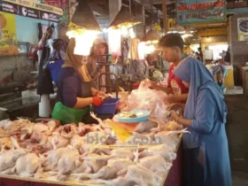 Harga ayam potong di Pasar Tradisional Banyuwangi tembus Rp40.000/kg, Kamis (20/08/2026) (foto: blok-a.com/Kuryanto)