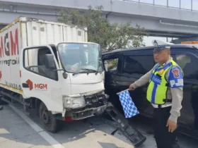 Petugas kepolisian sedang melakukan olah TKP kecelakaan di ruas tol JoMo (foto: dokumen PJR 3 Polda Jatim)