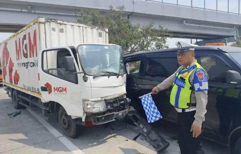 Petugas kepolisian sedang melakukan olah TKP kecelakaan di ruas tol JoMo (foto: dokumen PJR 3 Polda Jatim)