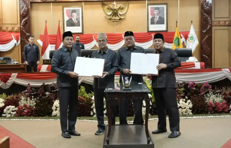 (Dari kiri) Bupati Sidoarjo, Subandi bersama Ketua DPRD Sidoarjo Abdilah Nasih (PKB), Wakil ketua DPRD Suyarno (PDIP) dan Warih Andono (Golkar) (foto: istimewa)