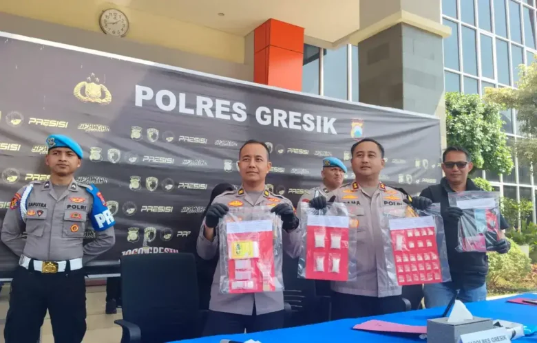 Kapolres Gresik AKBP Ramadhan Nasution (tengah) menunjukan barang bukti hasil ungkap kasus narkoba seberat 81,46 gram (foto: Blok-a.com/Ivan)