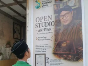 Mohamad Akhiyak membuka studio lukisan pasir miliknya di Perumahan Griya Mojokrapak indah blok D no 6, Mojokrapak, Kecamatan Tembelang, Jombang, untuk menyambut gelaran Muktamar ke-35 NU (Foto: Istimewa)
