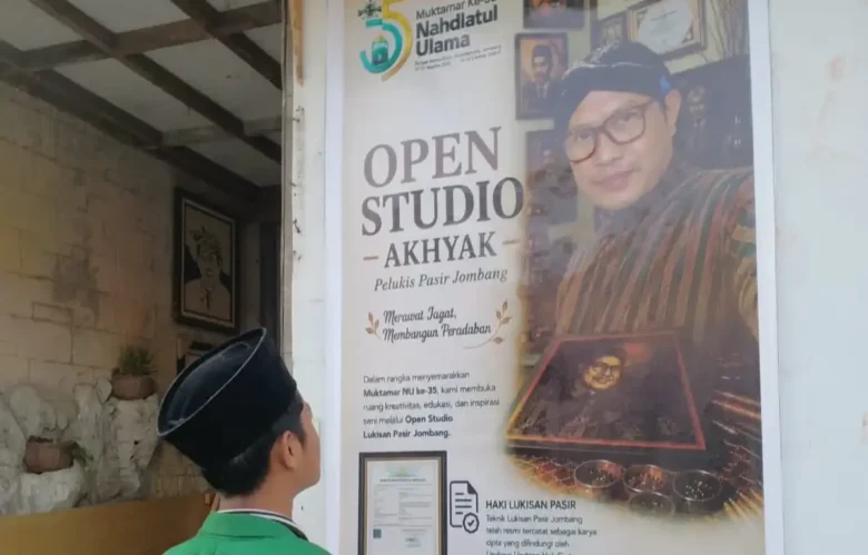Mohamad Akhiyak membuka studio lukisan pasir miliknya di Perumahan Griya Mojokrapak indah blok D no 6, Mojokrapak, Kecamatan Tembelang, Jombang, untuk menyambut gelaran Muktamar ke-35 NU (Foto: Istimewa)