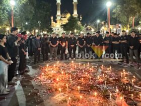BEM Malang Raya menggelar aksi “Doa untuk Ibu Pertiwi” di Alun-Alun Merdeka Kota Malang, Jumat (28/8/2026) malam. (blok-a.com / M Berril Labiq)