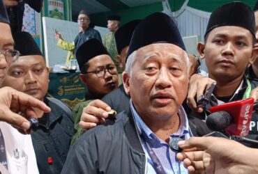 teks:%C2%A0Prof.%20Dr.%20KH.%20Moh.%20Nuh%20usai%20pimpin%20pleno%20IV.(blok-a.com/Syahrul%20Wijaya)%0A%0AJudul:%20Voting%20Muktamar%20NU%20Ubah%20Mekanisme%20Pemilihan%20Ketum%20PBNU,%20Opsi%20AHWA%20Menang%20Telak%0A%0AJombang,%20blok-a.com%20%E2%80%93%20Mekanisme%20pemilihan%20Ketua%20Umum%20Pengurus%20Besar%20Nahdlatul%20Ulama%20(PBNU)%20dalam%20Muktamar%20ke-35%20NU%20resmi%20berubah.%20Melalui%20voting%20yang%20berlangsung%20hingga%20Minggu%20(30/8/2026)%20dini%20hari,%20mayoritas%20peserta%20Muktamar%20memilih%20Opsi%20B,%20yakni%20perubahan%20mekanisme%20pemilihan%20Ketua%20Umum%20PBNU.%0A%0AHasil%20voting%20menunjukkan%20sebanyak%20401%20peserta%20menyetujui%20perubahan%20mekanisme%20pemilihan.%20Sementara%20itu,%20150%20peserta%20memilih%20mempertahankan%20mekanisme%20lama%20dan%20satu%20suara%20dinyatakan%20tidak%20sah.%0A%0AHasil%20tersebut%20disampaikan%20Prof%20Dr%20KH%20Mohammad%20Nuh%20selaku%20Organizing%20Committee%20(OC)%20Muktamar%20ke-35%20NU%20sekitar%20pukul%2000.50%20WIB.%0A%0AMenurut%20M%20Nuh,%20voting%20dilakukan%20setelah%20pembahasan%20di%20Komisi%20Organisasi%20belum%20menemukan%20titik%20temu%20antara%20mekanisme%20pemilihan%20langsung%20dengan%20sistem%20one%20man%20one%20vote%20dan%20mekanisme%20Ahlul%20Halli%20wal%20Aqdi%20(AHWA).%0A%0A%E2%80%9C401%20menyetujui%20untuk%20dilakukan%20perubahan%20mekanisme%20pemilihan%20ketua%20umum,%20150%20berkeinginan%20tetap,%20dan%20satu%20suara%20tidak%20sah,%E2%80%9D%20kata%20M%20Nuh.%0A%0ADengan%20hasil%20tersebut,%20Muktamar%20ke-35%20NU%20menyepakati%20perubahan%20mekanisme%20pemilihan%20Ketua%20Umum%20PBNU.%20Sistem%20baru%20akan%20memberikan%20ruang%20kepada%20PWNU,%20PCNU,%20dan%20PCINU%20untuk%20mengusulkan%20nama%20calon,%20sebelum%20proses%20selanjutnya%20melibatkan%20Rais%20Aam%20dan%20AHWA.%0A%0ADalam%20draf%20Opsi%20B%20yang%20dipilih%20mayoritas%20peserta,%20setiap%20Pengurus%20Wilayah%20Nahdlatul%20Ulama%20(PWNU),%20Pengurus%20Cabang%20Nahdlatul%20Ulama%20(PCNU),%20maupun%20Pengurus%20Cabang%20Istimewa%20Nahdlatul%20Ulama%20(PCINU)%20diberi%20kesempatan%20mengusulkan%20maksimal%20lima%20nama%20calon%20Ketua%20Umum%20PBNU.%0A%0ASeluruh%20nama%20yang%20diusulkan%20kemudian%20ditabulasi%20untuk%20mendapatkan%20lima%20calon%20dengan%20jumlah%20dukungan%20terbanyak.%0A%0ALima%20nama%20tersebut%20selanjutnya%20disampaikan%20kepada%20Rais%20Aam%20terpilih%20untuk%20mendapatkan%20persetujuan.%0A%0AMenurut%20M%20Nuh,%20para%20calon%20yang%20masuk%20dalam%20lima%20besar%20juga%20harus%20menyatakan%20kesediaan%20mengikuti%20ketentuan%20yang%20ditetapkan%20melalui%20pakta%20integritas.%0A%0A%E2%80%9CDari%20lima%20yang%20terbesar%20atau%20terbanyak%20tadi%20itu,%20disampaikan%20kepada%20Rais%20Aam%20terpilih%20untuk%20mendapatkan%20restu,%20dan%20dia%20harus%20janji%20untuk%20seperti%20pakta%20integritas%20seperti%20itu,%E2%80%9D%20jelas%20M%20Nuh.%0A%0ASetelah%20mendapatkan%20persetujuan%20Rais%20Aam,%20lima%20nama%20tersebut%20akan%20masuk%20dalam%20tahapan%20berikutnya%20melalui%20mekanisme%20AHWA%20untuk%20menentukan%20Ketua%20Umum%20PBNU%20periode%202026%E2%80%932031.%0A%0AM%20Nuh%20menegaskan,%20proses%20pemilihan%20Ketua%20Umum%20PBNU%20belum%20dapat%20dilakukan%20sebelum%20Rais%20Aam%20PBNU%20ditetapkan.%0A%0ATahapan%20akan%20dimulai%20dengan%20tabulasi%20usulan%20anggota%20AHWA.%20Setelah%20komposisi%20AHWA%20ditetapkan,%20para%20kiai%20yang%20tergabung%20dalam%20AHWA%20akan%20bersidang%20untuk%20menentukan%20Rais%20Aam.%0A%0A%E2%80%9CBegitu%20selesai,%20kita%20awali%20dulu%20dengan%20tabulasi%20AHWA.%20Dari%20tabulasi%20AHWA%20itu%20nanti%20segera%20AHWA%20akan%20bersidang%20atau%20bermusyawarah%20untuk%20menetapkan%20siapa%20Rais%20Aam-nya,%E2%80%9D%20katanya.%0A%0ASetelah%20Rais%20Aam%20terpilih,%20barulah%20proses%20penentuan%20Ketua%20Umum%20PBNU%20dilanjutkan%20sesuai%20mekanisme%20baru%20yang%20telah%20disepakati.%0A%0A%E2%80%9CPertama%20Rais%20Aam%20dulu,%20baru%20setelah%20Rais%20Aam%20dilanjutkan%20untuk%20Ketua%20PBNU,%E2%80%9D%20ujar%20M%20Nuh.%0A%0AMeski%20perubahan%20mekanisme%20telah%20diputuskan%20melalui%20voting,%20M%20Nuh%20mengatakan%20sejumlah%20detail%20teknis%20pelaksanaannya%20masih%20harus%20dibahas%20dalam%20sidang%20lanjutan.%0A%0APembahasan%20teknis%20tersebut%20mencakup%20tahapan%20setelah%20lima%20nama%20calon%20Ketua%20Umum%20PBNU%20diperoleh%20hingga%20proses%20penentuan%20melalui%20AHWA.%0A%0A%E2%80%9CBesok%20dengan%20hasil%20ini%20kita%20akan%20melanjutkan%20pembahasan%20lebih%20teknis%20lagi%20tentang%20mekanisme%20pemilihan%20ketua%20umum.%20Insyaallah%20besok%20pagi%20bisa%20kita%20rampungkan,%E2%80%9D%20ujarnya.%0A%0ADengan%20demikian,%20keputusan%20voting%20tersebut%20menjadi%20titik%20penting%20dalam%20Muktamar%20ke-35%20NU.%20Untuk%20pertama%20kalinya%20dalam%20rangkaian%20Muktamar%20kali%20ini,%20mayoritas%20peserta%20secara%20resmi%20memilih%20perubahan%20mekanisme%20pemilihan%20Ketua%20Umum%20PBNU%20dari%20sistem%20sebelumnya.%0A%0AM%20Nuh%20berharap%20seluruh%20rangkaian%20proses%20penentuan%20Rais%20Aam%20dan%20Ketua%20Umum%20PBNU%20dapat%20diselesaikan%20pada%20Minggu%20(30/8/2026).%0A%0AKeputusan%20tersebut%20selanjutnya%20akan%20menjadi%20dasar%20pelaksanaan%20tahapan%20pemilihan%20kepemimpinan%20PBNU%20untuk%20masa%20khidmat%202026%E2%80%932031.(Sya)