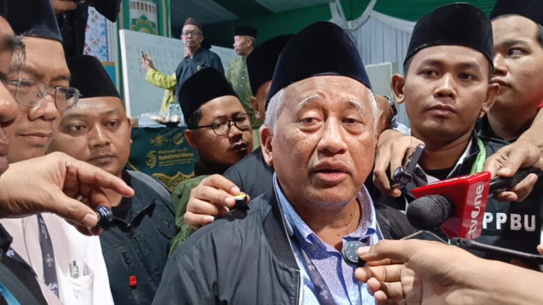 teks:%C2%A0Prof.%20Dr.%20KH.%20Moh.%20Nuh%20usai%20pimpin%20pleno%20IV.(blok-a.com/Syahrul%20Wijaya)%0A%0AJudul:%20Voting%20Muktamar%20NU%20Ubah%20Mekanisme%20Pemilihan%20Ketum%20PBNU,%20Opsi%20AHWA%20Menang%20Telak%0A%0AJombang,%20blok-a.com%20%E2%80%93%20Mekanisme%20pemilihan%20Ketua%20Umum%20Pengurus%20Besar%20Nahdlatul%20Ulama%20(PBNU)%20dalam%20Muktamar%20ke-35%20NU%20resmi%20berubah.%20Melalui%20voting%20yang%20berlangsung%20hingga%20Minggu%20(30/8/2026)%20dini%20hari,%20mayoritas%20peserta%20Muktamar%20memilih%20Opsi%20B,%20yakni%20perubahan%20mekanisme%20pemilihan%20Ketua%20Umum%20PBNU.%0A%0AHasil%20voting%20menunjukkan%20sebanyak%20401%20peserta%20menyetujui%20perubahan%20mekanisme%20pemilihan.%20Sementara%20itu,%20150%20peserta%20memilih%20mempertahankan%20mekanisme%20lama%20dan%20satu%20suara%20dinyatakan%20tidak%20sah.%0A%0AHasil%20tersebut%20disampaikan%20Prof%20Dr%20KH%20Mohammad%20Nuh%20selaku%20Organizing%20Committee%20(OC)%20Muktamar%20ke-35%20NU%20sekitar%20pukul%2000.50%20WIB.%0A%0AMenurut%20M%20Nuh,%20voting%20dilakukan%20setelah%20pembahasan%20di%20Komisi%20Organisasi%20belum%20menemukan%20titik%20temu%20antara%20mekanisme%20pemilihan%20langsung%20dengan%20sistem%20one%20man%20one%20vote%20dan%20mekanisme%20Ahlul%20Halli%20wal%20Aqdi%20(AHWA).%0A%0A%E2%80%9C401%20menyetujui%20untuk%20dilakukan%20perubahan%20mekanisme%20pemilihan%20ketua%20umum,%20150%20berkeinginan%20tetap,%20dan%20satu%20suara%20tidak%20sah,%E2%80%9D%20kata%20M%20Nuh.%0A%0ADengan%20hasil%20tersebut,%20Muktamar%20ke-35%20NU%20menyepakati%20perubahan%20mekanisme%20pemilihan%20Ketua%20Umum%20PBNU.%20Sistem%20baru%20akan%20memberikan%20ruang%20kepada%20PWNU,%20PCNU,%20dan%20PCINU%20untuk%20mengusulkan%20nama%20calon,%20sebelum%20proses%20selanjutnya%20melibatkan%20Rais%20Aam%20dan%20AHWA.%0A%0ADalam%20draf%20Opsi%20B%20yang%20dipilih%20mayoritas%20peserta,%20setiap%20Pengurus%20Wilayah%20Nahdlatul%20Ulama%20(PWNU),%20Pengurus%20Cabang%20Nahdlatul%20Ulama%20(PCNU),%20maupun%20Pengurus%20Cabang%20Istimewa%20Nahdlatul%20Ulama%20(PCINU)%20diberi%20kesempatan%20mengusulkan%20maksimal%20lima%20nama%20calon%20Ketua%20Umum%20PBNU.%0A%0ASeluruh%20nama%20yang%20diusulkan%20kemudian%20ditabulasi%20untuk%20mendapatkan%20lima%20calon%20dengan%20jumlah%20dukungan%20terbanyak.%0A%0ALima%20nama%20tersebut%20selanjutnya%20disampaikan%20kepada%20Rais%20Aam%20terpilih%20untuk%20mendapatkan%20persetujuan.%0A%0AMenurut%20M%20Nuh,%20para%20calon%20yang%20masuk%20dalam%20lima%20besar%20juga%20harus%20menyatakan%20kesediaan%20mengikuti%20ketentuan%20yang%20ditetapkan%20melalui%20pakta%20integritas.%0A%0A%E2%80%9CDari%20lima%20yang%20terbesar%20atau%20terbanyak%20tadi%20itu,%20disampaikan%20kepada%20Rais%20Aam%20terpilih%20untuk%20mendapatkan%20restu,%20dan%20dia%20harus%20janji%20untuk%20seperti%20pakta%20integritas%20seperti%20itu,%E2%80%9D%20jelas%20M%20Nuh.%0A%0ASetelah%20mendapatkan%20persetujuan%20Rais%20Aam,%20lima%20nama%20tersebut%20akan%20masuk%20dalam%20tahapan%20berikutnya%20melalui%20mekanisme%20AHWA%20untuk%20menentukan%20Ketua%20Umum%20PBNU%20periode%202026%E2%80%932031.%0A%0AM%20Nuh%20menegaskan,%20proses%20pemilihan%20Ketua%20Umum%20PBNU%20belum%20dapat%20dilakukan%20sebelum%20Rais%20Aam%20PBNU%20ditetapkan.%0A%0ATahapan%20akan%20dimulai%20dengan%20tabulasi%20usulan%20anggota%20AHWA.%20Setelah%20komposisi%20AHWA%20ditetapkan,%20para%20kiai%20yang%20tergabung%20dalam%20AHWA%20akan%20bersidang%20untuk%20menentukan%20Rais%20Aam.%0A%0A%E2%80%9CBegitu%20selesai,%20kita%20awali%20dulu%20dengan%20tabulasi%20AHWA.%20Dari%20tabulasi%20AHWA%20itu%20nanti%20segera%20AHWA%20akan%20bersidang%20atau%20bermusyawarah%20untuk%20menetapkan%20siapa%20Rais%20Aam-nya,%E2%80%9D%20katanya.%0A%0ASetelah%20Rais%20Aam%20terpilih,%20barulah%20proses%20penentuan%20Ketua%20Umum%20PBNU%20dilanjutkan%20sesuai%20mekanisme%20baru%20yang%20telah%20disepakati.%0A%0A%E2%80%9CPertama%20Rais%20Aam%20dulu,%20baru%20setelah%20Rais%20Aam%20dilanjutkan%20untuk%20Ketua%20PBNU,%E2%80%9D%20ujar%20M%20Nuh.%0A%0AMeski%20perubahan%20mekanisme%20telah%20diputuskan%20melalui%20voting,%20M%20Nuh%20mengatakan%20sejumlah%20detail%20teknis%20pelaksanaannya%20masih%20harus%20dibahas%20dalam%20sidang%20lanjutan.%0A%0APembahasan%20teknis%20tersebut%20mencakup%20tahapan%20setelah%20lima%20nama%20calon%20Ketua%20Umum%20PBNU%20diperoleh%20hingga%20proses%20penentuan%20melalui%20AHWA.%0A%0A%E2%80%9CBesok%20dengan%20hasil%20ini%20kita%20akan%20melanjutkan%20pembahasan%20lebih%20teknis%20lagi%20tentang%20mekanisme%20pemilihan%20ketua%20umum.%20Insyaallah%20besok%20pagi%20bisa%20kita%20rampungkan,%E2%80%9D%20ujarnya.%0A%0ADengan%20demikian,%20keputusan%20voting%20tersebut%20menjadi%20titik%20penting%20dalam%20Muktamar%20ke-35%20NU.%20Untuk%20pertama%20kalinya%20dalam%20rangkaian%20Muktamar%20kali%20ini,%20mayoritas%20peserta%20secara%20resmi%20memilih%20perubahan%20mekanisme%20pemilihan%20Ketua%20Umum%20PBNU%20dari%20sistem%20sebelumnya.%0A%0AM%20Nuh%20berharap%20seluruh%20rangkaian%20proses%20penentuan%20Rais%20Aam%20dan%20Ketua%20Umum%20PBNU%20dapat%20diselesaikan%20pada%20Minggu%20(30/8/2026).%0A%0AKeputusan%20tersebut%20selanjutnya%20akan%20menjadi%20dasar%20pelaksanaan%20tahapan%20pemilihan%20kepemimpinan%20PBNU%20untuk%20masa%20khidmat%202026%E2%80%932031.(Sya)