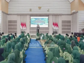 Ipda Akhmad Farid Efendi sedang menerangkan materi tentang AI di aula SMKN 1 Jombang (foto: Blok-a.com/Syahrul Wijaya)