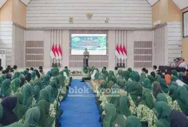 Ipda Akhmad Farid Efendi sedang menerangkan materi tentang AI di aula SMKN 1 Jombang (foto: Blok-a.com/Syahrul Wijaya)