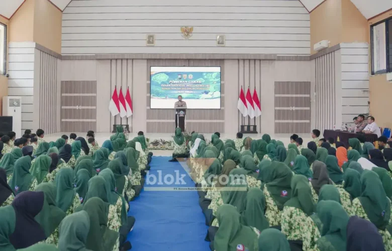 Ipda Akhmad Farid Efendi sedang menerangkan materi tentang AI di aula SMKN 1 Jombang (foto: Blok-a.com/Syahrul Wijaya)
