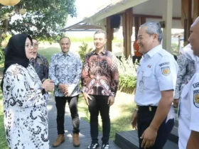 Jajaran PT KAI saat bertemu dengan Bupati Ipuk (foto: blok-a.com/Istimewa)