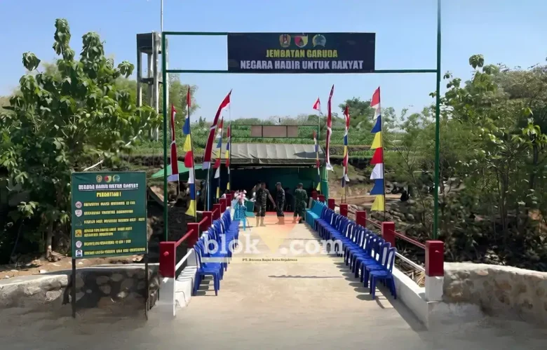 Jembatan Garuda Merah Putih di Desa Ginuk, Kecamatan Karas, Magetan (foto: Blok-a.com/Nanda Bagoes)