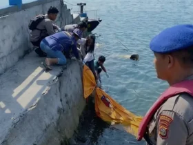 Jenazah yang ditemukan di Perairan Melaties, Banyuwangi saat dievakuasi oleh petugas, Minggu (16/08/2026) (foto: Istimewa)