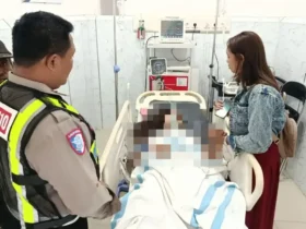 Kanit Lantas Polsek Kalibaru, Aipda Aries Prasetiyo saat membesuk EV ke RS Krikilan, Glenmore, sebelum korban meninggal, Minggu (16/08/2026) (Foto: dok Kanit Lantas Polsek Kalibaru untuk blok-a.com)