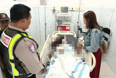 Kanit Lantas Polsek Kalibaru, Aipda Aries Prasetiyo saat membesuk EV ke RS Krikilan, Glenmore, sebelum korban meninggal, Minggu (16/08/2026) (Foto: dok Kanit Lantas Polsek Kalibaru untuk blok-a.com)