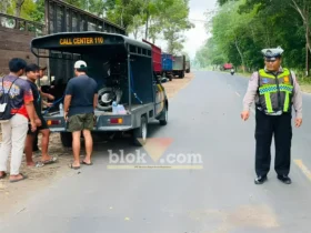 Kanit Lantas Polsek Kalibaru, Aipda Aries saat menunjukkan lokasi AP (12), pelajar SD yang terlindas truk Fuso di JLS Glenmore hingga meninggal di tempat, Minggu (16/08/2026) (foto: blok-a.com/Kuryanto)