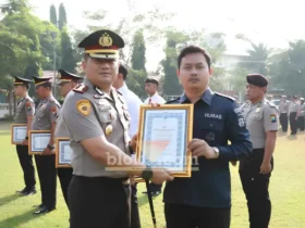 Kapolres Jombang AKBP Ardi Kurniawan sedang memberikan piagam penghargaan kepada anggota berprestasi (foto: Blok-a.com/Syahrul Wijaya)