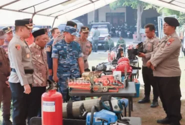 Kapolres Jombang bersama Wabup Jombang dan Komandan Satradar 405 terlihat mengecek peralatan BPBD (foto: Blok-a.com/Syahrul Wijaya)