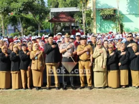 Kapolres Magetan berfoto bersama seluruh keluarga besar SMAN 1 Magetan (foto: Blok-a.com/Nanda Bagoes)