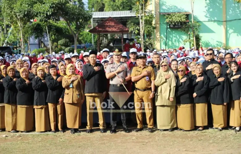 Kapolres Magetan berfoto bersama seluruh keluarga besar SMAN 1 Magetan (foto: Blok-a.com/Nanda Bagoes)