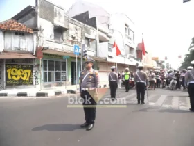 Kasatlantas Polres Mojokerto Kota AKP Bayu Aji pimpin upacara peringatan HUT kemerdekaan RI ke-81 di Simpang Empat Miji (foto: blok-a.com/Syahrul Wijaya)