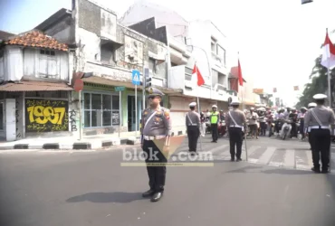 Kasatlantas Polres Mojokerto Kota AKP Bayu Aji pimpin upacara peringatan HUT kemerdekaan RI ke-81 di Simpang Empat Miji (foto: blok-a.com/Syahrul Wijaya)