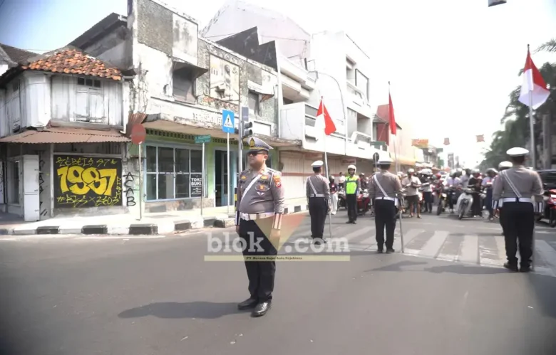 Kasatlantas Polres Mojokerto Kota AKP Bayu Aji pimpin upacara peringatan HUT kemerdekaan RI ke-81 di Simpang Empat Miji (foto: blok-a.com/Syahrul Wijaya)