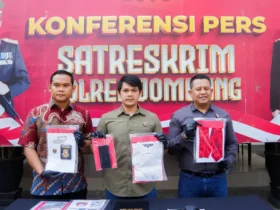 Kasatreskrim Polres Jombang AKP Magribi Agung Saputra menunjukkan barang bukti milik tersangka (Foto: Humas Polres)
