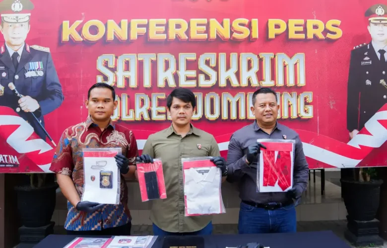 Kasatreskrim Polres Jombang AKP Magribi Agung Saputra menunjukkan barang bukti milik tersangka (Foto: Humas Polres)