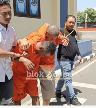 Kedua tersangka yang sudah tertangkap saat digelandang di Mapolres Mojokerto (foto: Blok-a.com/Syahrul Wijaya)