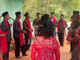 Kepala Desa dan seluruh Perades Duwet kompak melakukan tayuban meriahkan tradisi bersih desa (foto: blok-a.com/Nanda Bagoes)