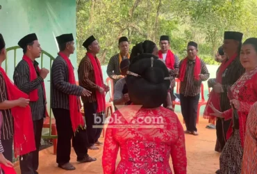 Kepala Desa dan seluruh Perades Duwet kompak melakukan tayuban meriahkan tradisi bersih desa (foto: blok-a.com/Nanda Bagoes)