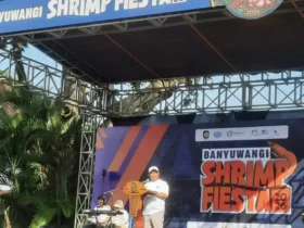 Kepala Dinas Perikanan Banyuwangi Suryono Bintang Samudra saat memberikan sambutan di gelar Banyuwangi Shrimp Fiesta, Minggu (30/08/2026) (foto: blok-a.com/Istimewa)