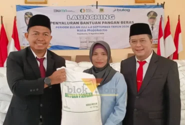 Kepala Perum Bulog cabang Mojokerto Muhammad Husin didampingi Kepala Dinas Pertanian dan Ketahanan Pangan Kota Mojokerto saat menyerahkan bantuan beras kepada warga masyarakat di Kelurahan Meri, Kota Mojokerto (foto: Blok-a.com/Syahrul Wijaya)