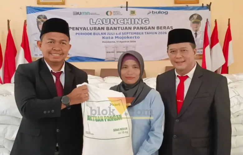 Kepala Perum Bulog cabang Mojokerto Muhammad Husin didampingi Kepala Dinas Pertanian dan Ketahanan Pangan Kota Mojokerto saat menyerahkan bantuan beras kepada warga masyarakat di Kelurahan Meri, Kota Mojokerto (foto: Blok-a.com/Syahrul Wijaya)