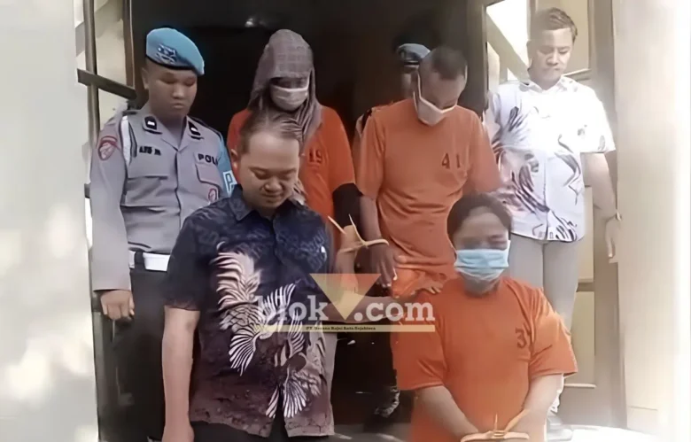 Ketiga orang tersangka penipuan saat digelandang petugas di Mapolres Mojokerto (foto: Blok-a.com/Syahrul Wijaya)