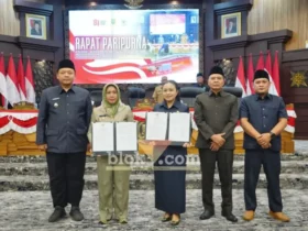 Ketua DPRD dan Wali Kota Mojokerto menunjukkan nota kesepakatan perubahan KUA-PPAS 2026 (foto: Blok-a.com/Syahrul Wijaya)
