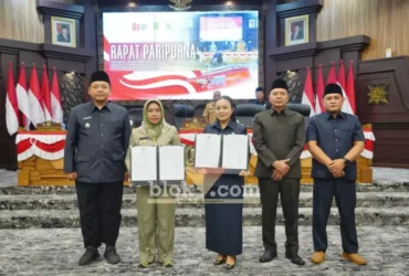 Ketua DPRD dan Wali Kota Mojokerto menunjukkan nota kesepakatan perubahan KUA-PPAS 2026 (foto: Blok-a.com/Syahrul Wijaya)