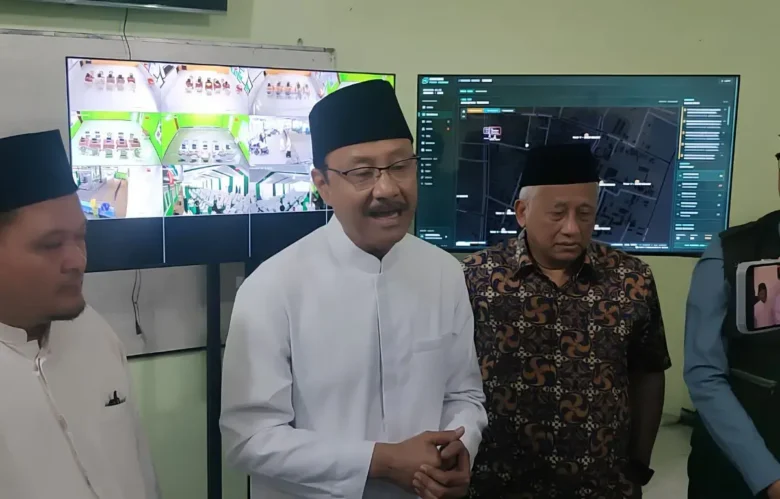 Ketua OC Muktamar ke-35 NU Saifullah Yusuf atau Gus Ipul saat meninjau command center Muktamar di Pondok Pesantren Bahrul Ulum, Tambakberas, Kabupaten Jombang, Jawa Timur (Foto: Istimewa)